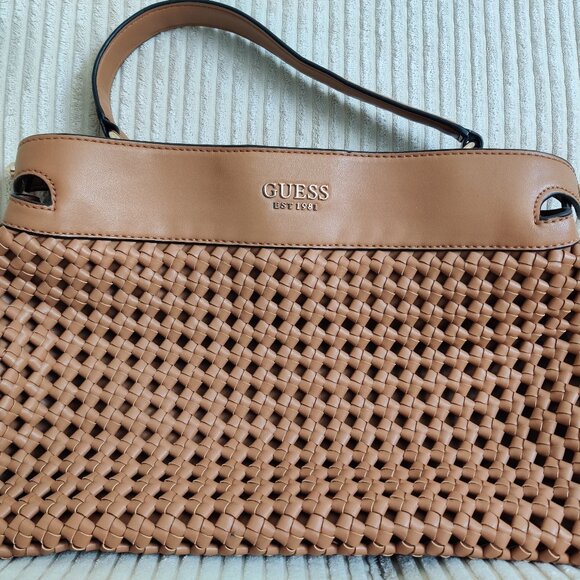 large woven-look caramel-colored Guess handbag in GREAT CONDITION - Picture 1 of 7